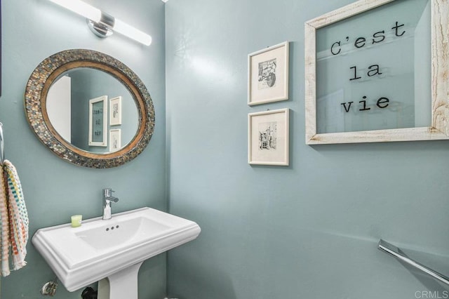 bathroom featuring a sink