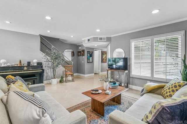 living room featuring finished concrete flooring, baseboards, recessed lighting, and ornamental molding