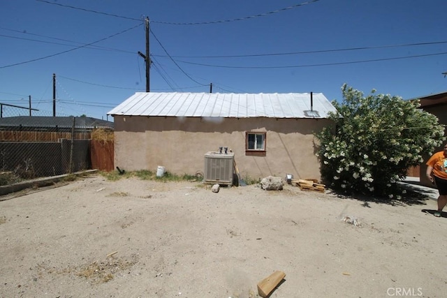 404 N 4th Ave, Barstow, CA 92311 - view of outbuilding featuring cooling unit and fence