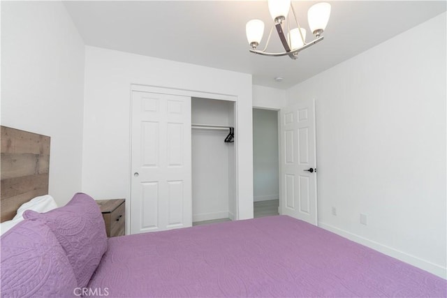 43250 Lago Brezza Dr, Indio, CA 92203 - bedroom with a chandelier, a closet, and baseboards