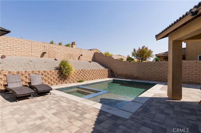 43250 Lago Brezza Dr, Indio, CA 92203 - view of swimming pool with a fenced backyard, a patio, and a pool with connected hot tub