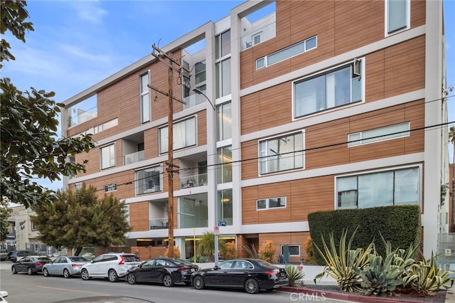 view of apartment building / complex