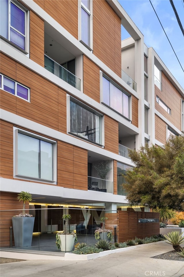 view of apartment building / complex