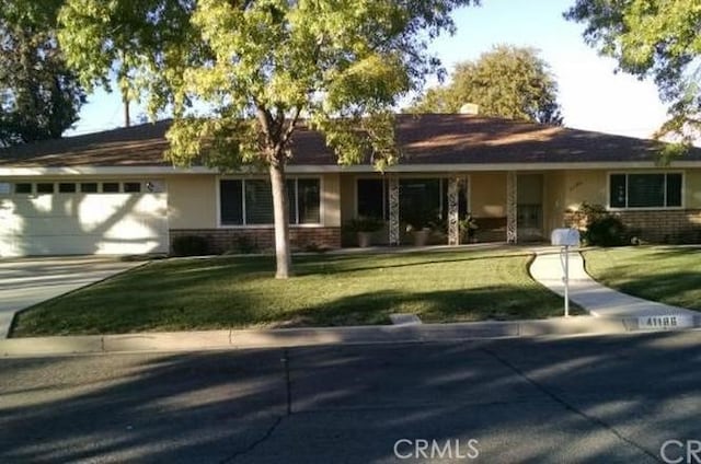 41186 Greenwood Dr, Hemet, CA 92544 - single story home featuring driveway, a garage, brick siding, and a front yard