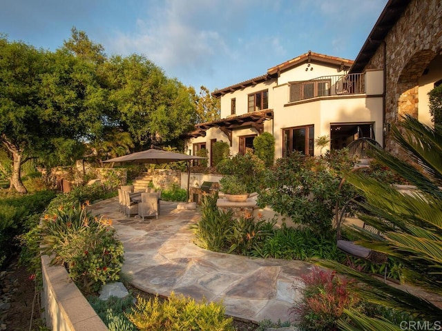 18414 Calle La Serra, Rancho Santa Fe, CA 92091 - surrounding community featuring a patio and outdoor dining area
