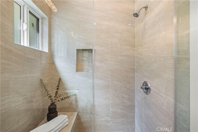bathroom featuring a tile shower