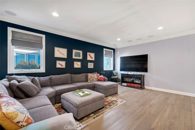 living area featuring crown molding, light wood-style flooring, recessed lighting, and baseboards