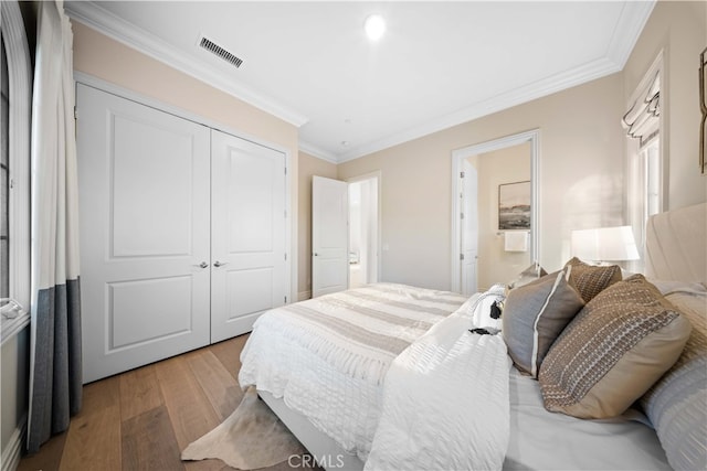 100 Headwaters, Irvine, CA 92602 - bedroom featuring wood finished floors, a closet, ornamental molding, and ensuite bath
