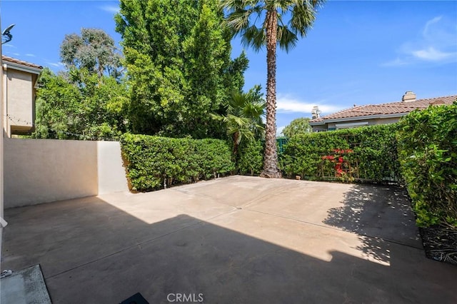 587 Fenwick Way Unit B, Simi Valley, CA 93065 - view of patio / terrace featuring fence