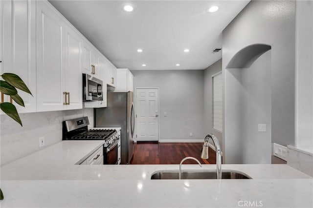 587 Fenwick Way Unit B, Simi Valley, CA 93065 - kitchen featuring stainless steel appliances, a sink, dark wood-style flooring, recessed lighting, and white cabinets