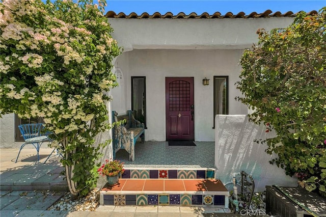 view of exterior entry featuring stucco siding
