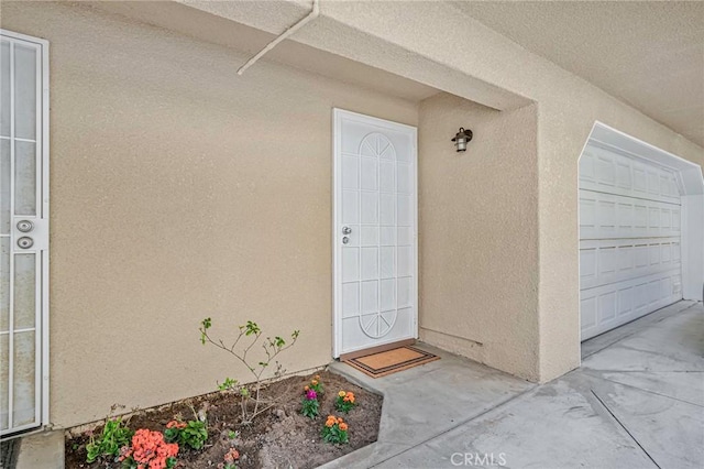 entrance to property with stucco siding