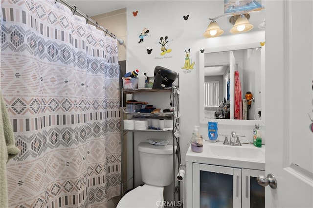 full bath with toilet, vanity, and a shower with shower curtain