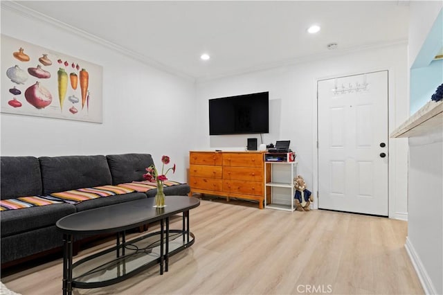 living area featuring crown molding, light wood-style flooring, recessed lighting, and baseboards