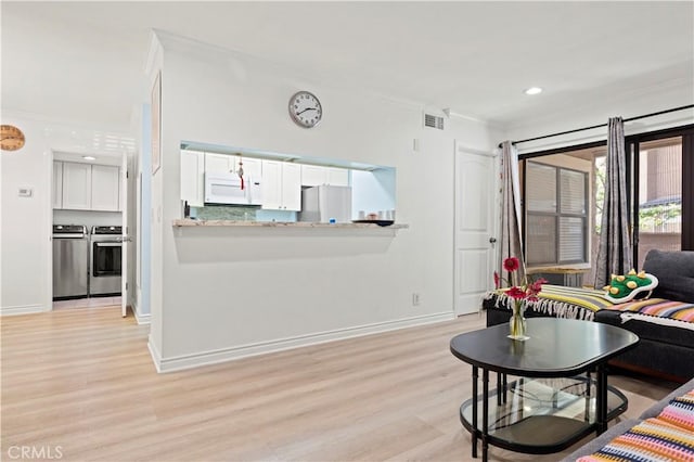 living room with separate washer and dryer, crown molding, light wood-style flooring, baseboards, and recessed lighting