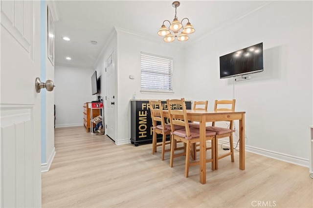 dining area with crown molding, light wood-style floors, a chandelier, baseboards, and recessed lighting