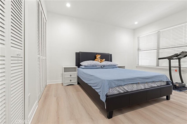 bedroom featuring light wood-style flooring, recessed lighting, and baseboards