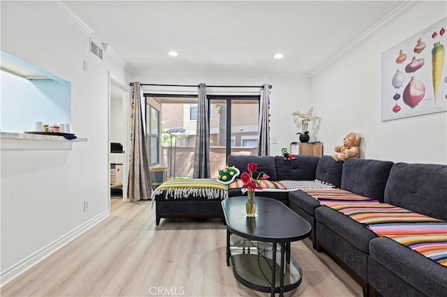 living area featuring crown molding, wood finished floors, baseboards, and recessed lighting