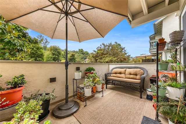 balcony with an outdoor hangout area and a patio area