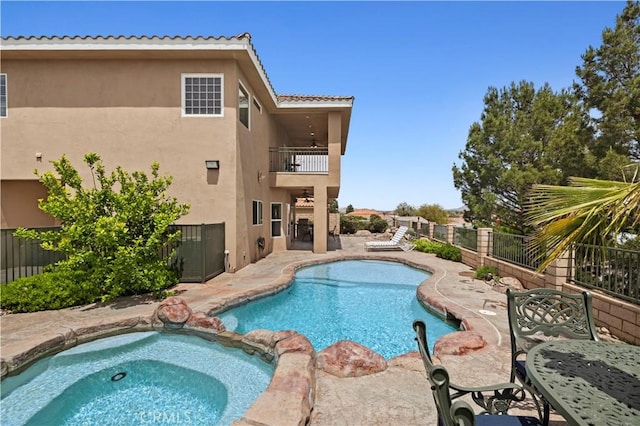 13985 Evergreen Ln, Victorville, CA 92395 - view of swimming pool featuring a patio, fence, ceiling fan, and a pool with connected hot tub