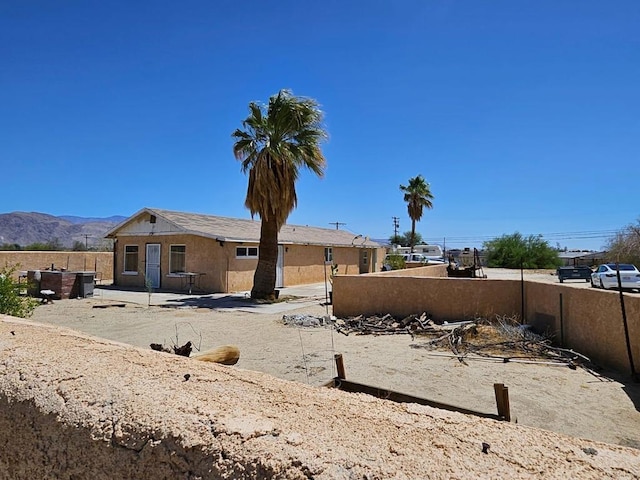 view of yard with fence and a mountain view