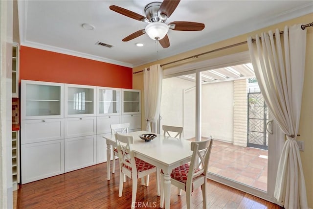 2262 Via Puerta Unit A, Laguna Woods, CA 92637 - dining room with a ceiling fan, wood finished floors, ornamental molding, and recessed lighting