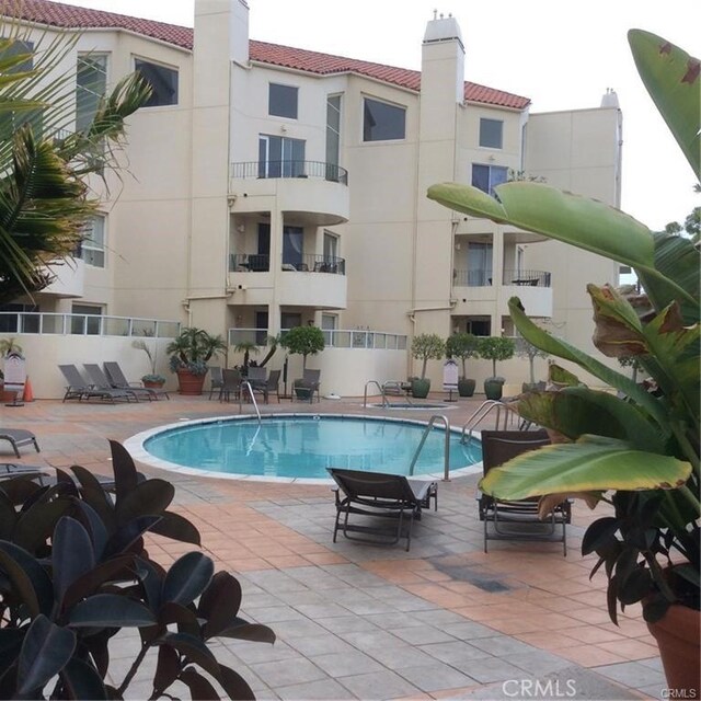 235 Main St Unit 118, Venice, CA 90291 - community pool with a patio area