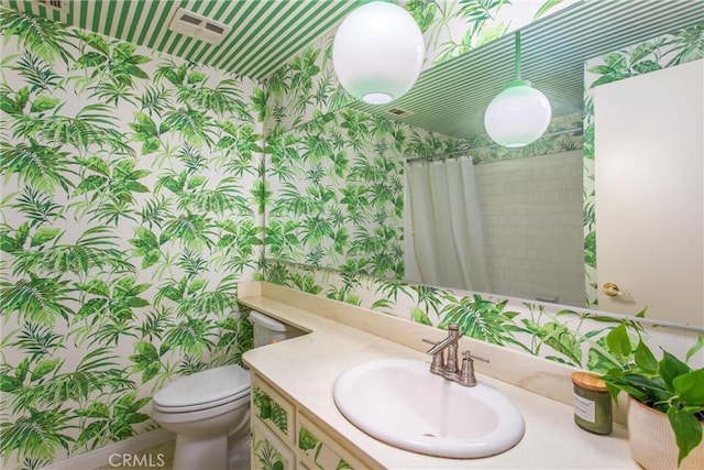 2605 La Praix St, Highland, CA 92346 - bathroom with wallpapered walls, toilet, vanity, a shower with curtain, and baseboards