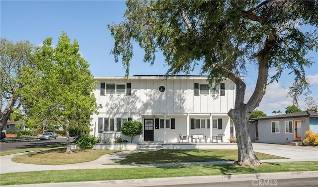 2090 Tevis Ave, Long Beach, CA 90815 - view of front facade with a front yard