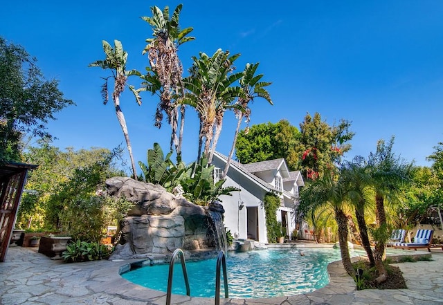 4001 Coldwater Canyon Ave, Studio City, CA 91604 - swimming pool with a patio area