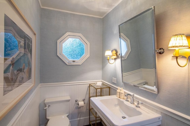 4001 Coldwater Canyon Ave, Studio City, CA 91604 - bathroom featuring a sink, wainscoting, toilet, and plenty of natural light