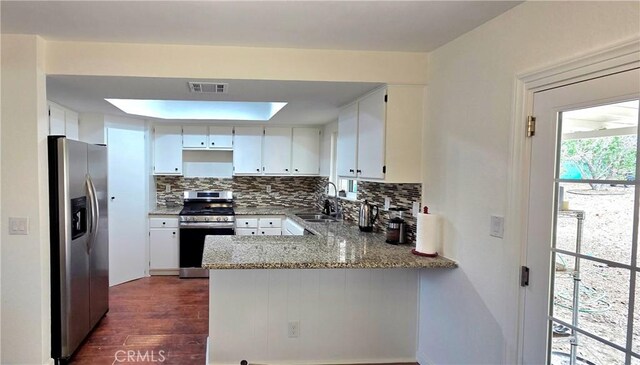 40022 172nd St E, Palmdale, CA 93591 - kitchen featuring stainless steel appliances, a sink, a peninsula, backsplash, and a skylight