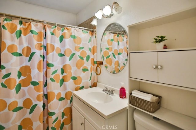 2851 Webster Ave, Long Beach, CA 90810 - full bathroom featuring vanity, toilet, and a shower with curtain