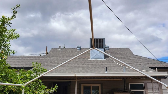 533 S Kaweah Ave, Exeter, CA 93221 - exterior view of roof with shingles