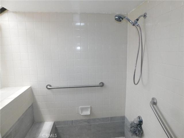 10755 Jasper Ave, Redlands, CA 92374 - bathroom featuring a tile shower