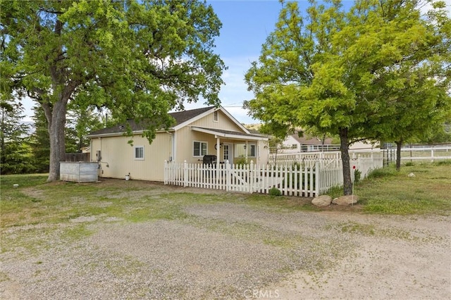 view of front of house featuring a fenced front yard