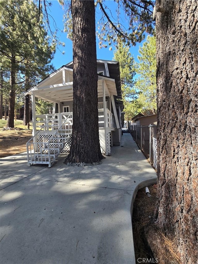 33337 Holcomb Creek Dr, Green Valley Lake, CA 92341 - view of side of home with fence