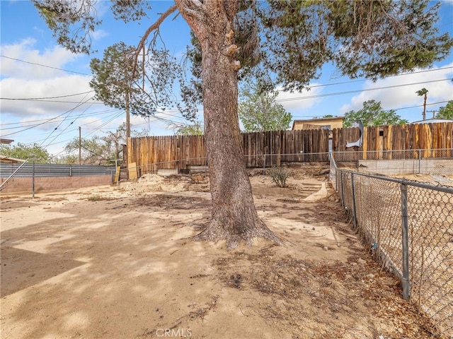 15533 Heartsease Ln, Victorville, CA 92395 - view of fenced yard