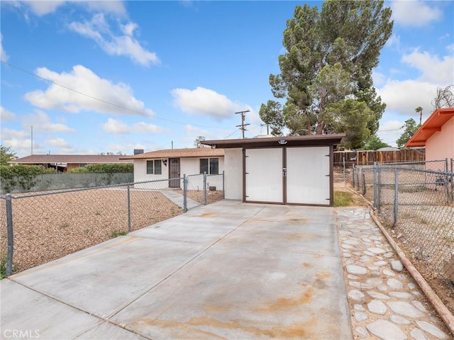 15533 Heartsease Ln, Victorville, CA 92395 - ranch-style home featuring stucco siding, a gate, and concrete driveway