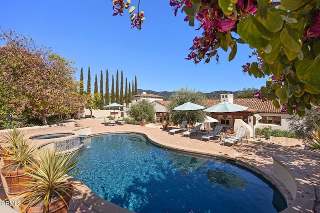 10971 Alto Ct, Oak View, CA 93022 - view of pool featuring a patio area, a pool with connected hot tub, and a mountain view