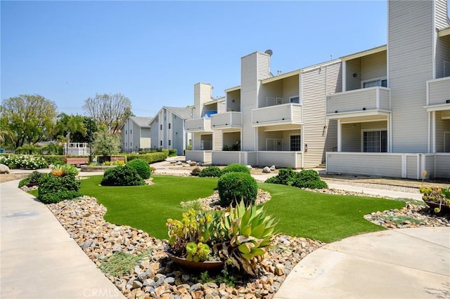 777 S Citrus Ave Unit 266, Azusa, CA 91702 - view of community featuring a residential view and a yard