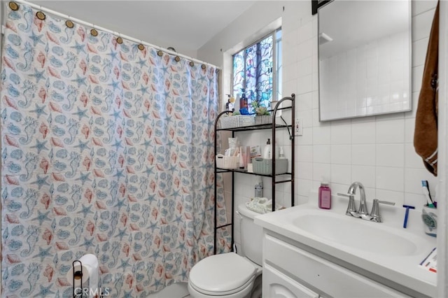 full bath featuring tile walls, toilet, a shower with curtain, vanity, and backsplash