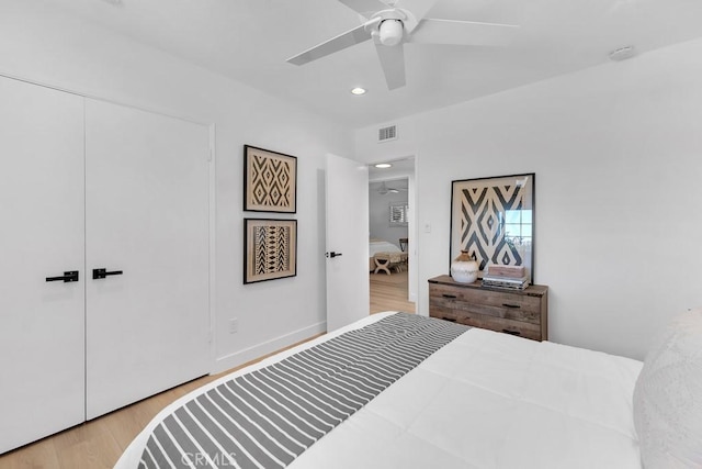 bedroom featuring wood finished floors, recessed lighting, a ceiling fan, and a closet