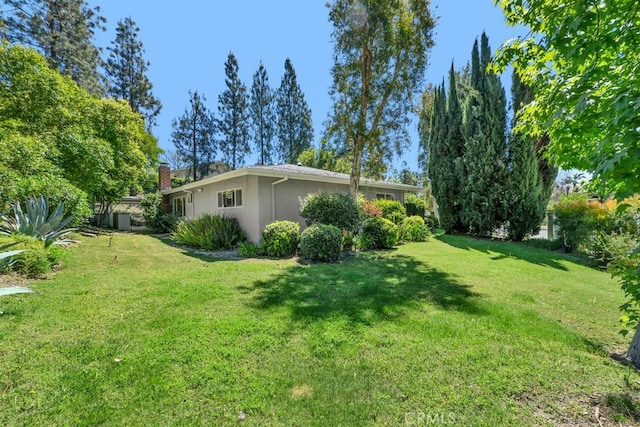 view of green lawn