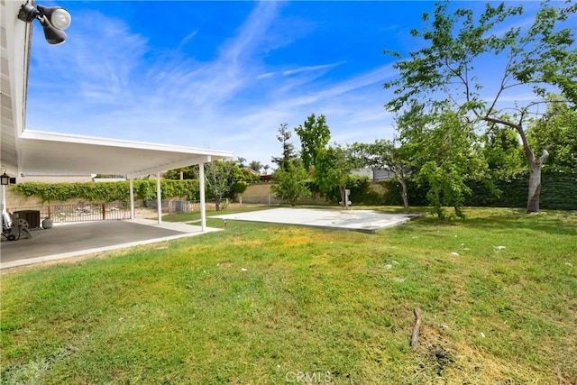 view of yard featuring a patio