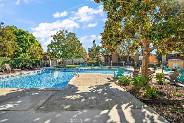 1000 W Macarthur Blvd Unit 44, Santa Ana, CA 92707 - community pool with fence and a patio area