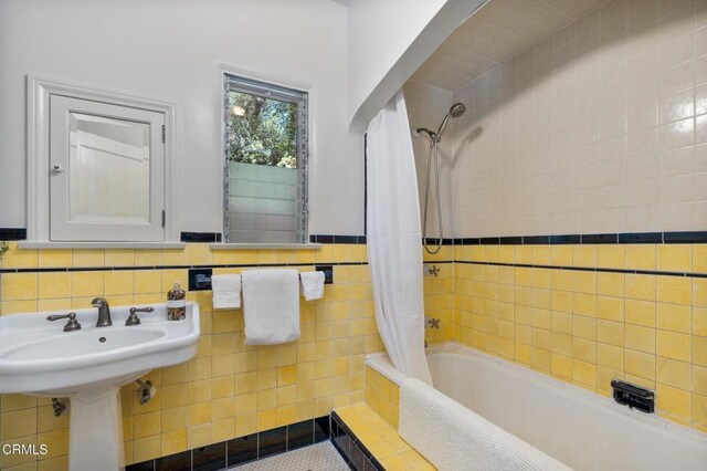 2707 Hermosita Dr, Glendale, CA 91208 - full bathroom featuring tiled shower / bath combo and tile walls