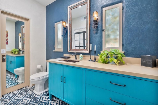 2707 Hermosita Dr, Glendale, CA 91208 - bathroom with toilet, vanity, and a textured wall