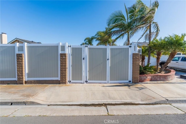19931 Leecrest Ln, Huntington Beach, CA 92646 - gate with fence