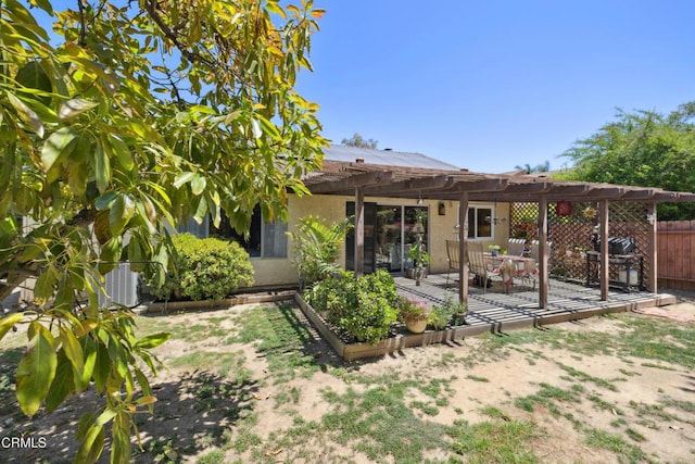 1093 Hickory View Cir, Camarillo, CA 93012 - rear view of property with a fenced backyard, a pergola, stucco siding, and a garden